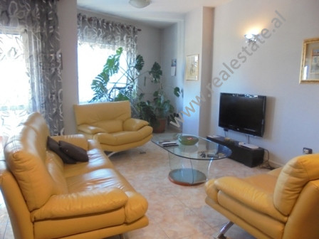 Apartament 3+1 me qera ne zonen e Bllokut ne Tirane.Banesa ka siperfaqe 180m2 te shperndare ne: sall