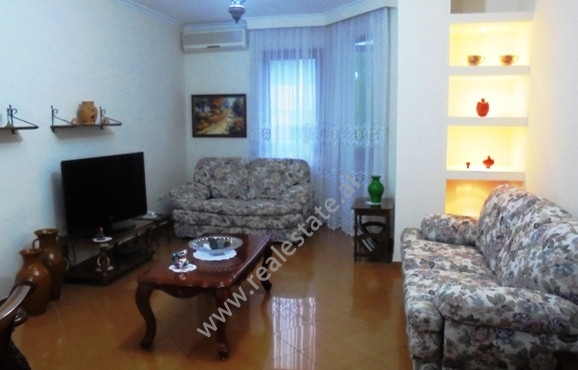 Apartament me qera ne rrugen Donika Kastrioti ne Tirane.Pozicionohet ne katin e 4-rt ne nje pallat t