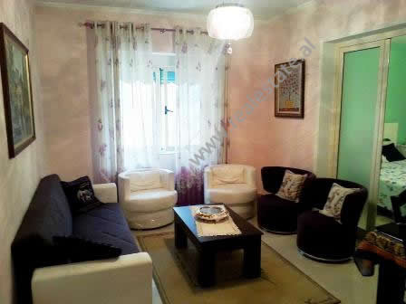 Apartament me qera prane rruges se Durresit ne Tirane.
Ndodhet ne katin e dyte ne nje pallat ekzist