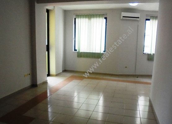 Apartament 2+1 me qera ne Bulevardin Zogu I ne Tirane.Pozicionohet ne katin e 3-te ne nje pallat te 