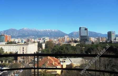 Apartament me qera&nbsp; per zyra ne bllok ne Tirane . Me nje hapesire prej 200 m2 i pozicionuar ne 