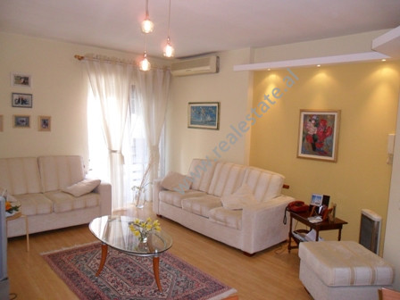 Apartament me qera ne rrugen e Bogdaneve ne Tirane.

Pozicionohet ne katin e 3-te ne nje pallat te