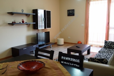 Apartament me qera te Nobis Center ne Tirane.&nbsp;

Banesa ndodhet ne katin e peste me siperfaqe 