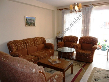 Apartament me qera ne rrugen Ymer Kurti ne Tirane.
Pozicionohet ne katin e 2-te ne nje pallat te ri