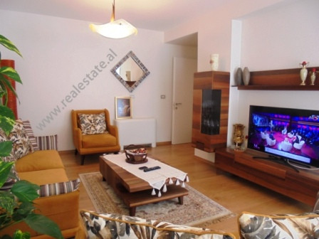 Apartament modern me qera te Nobis Center ne Tirane.
Pozicionohet ne katin e 6-te te nje kompleksi 