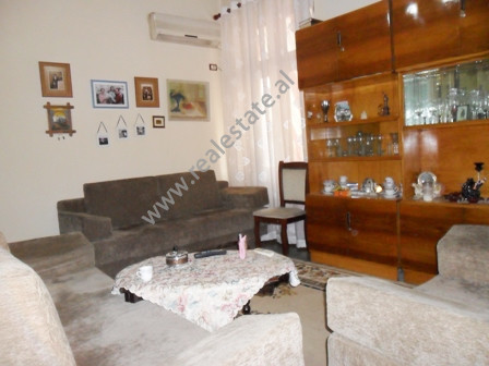 Apartment for rent in Zogu I Boulevard in Tirana.
It is situated on the 4-th floor in an old buildi