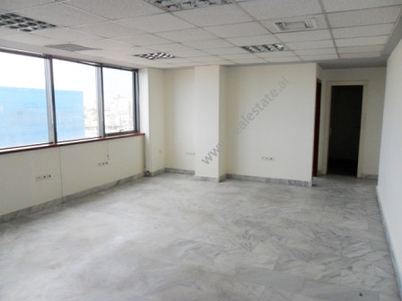 Ambjent per zyre me qera ne rrugen e Kavajes ne Tirane.
Pozicionohet ne katet e larta te nje pallat
