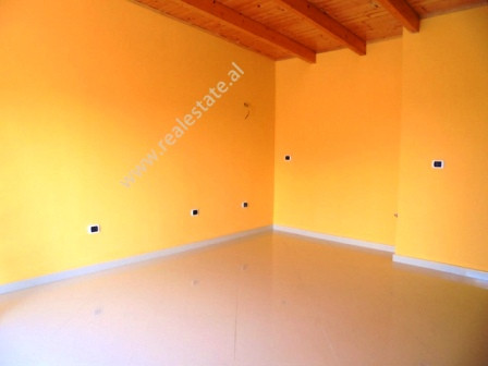 Office for rent in the center of Tirana.

With a total area of 180 m2 offers 4 separate office spa