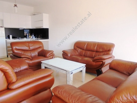 Apartament 2+1 me qera ne rrugen Asim Vokshi ne Tirane.
Pozicionohet ne katin e 8-te te nje pallati
