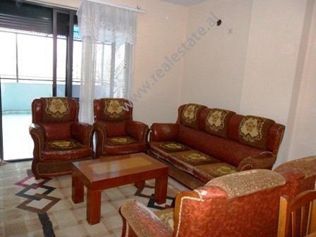 Apartament me qera ne rrugen Muhamet Gjollesha ne Tirane.
Ndodhet ne katin e 8 ne nje pallat, prane