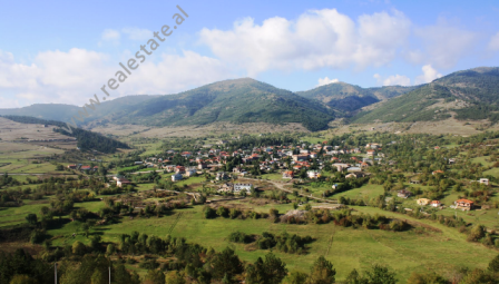 Toke ne shitje ne Voskopoje ne Korce.
Ndodhet ne nje kodrine shume prane fshatit dhe rruges naciona