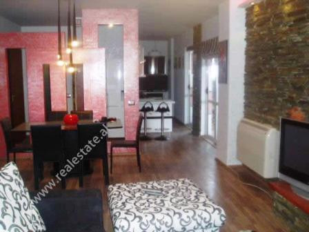 Apartament 2+1 me qera ne rrugen Pandi Dardha ne Tirane.
Pozicionohet ne katin e 7-te te nje pallat