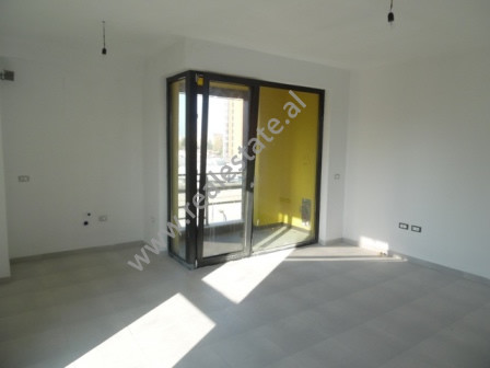 Apartament per zyre me qera ne rrugen Jul Variboba ne Tirane

Apartamenti ndodhet ne kryqezimin me