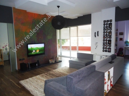 Apartament modern me qera prane rruges Shyqyri Brari ne Tirane.
Ndodhet ne katin e 3-te ne nje pall