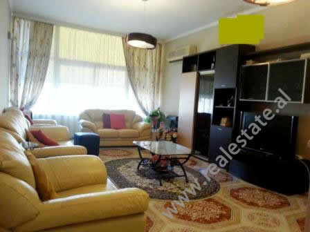 Apartament me qera prane rruges Xhorxh Bush ne Tirane.
Ndodhet ne katin e 4-rt ne nje ndertese te n