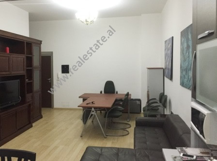 Apartament me qera ne rrugen e Bogdaneve ne Tirane.
Ndodhet ne katin e 2-te ne nje pallat te ri, pr