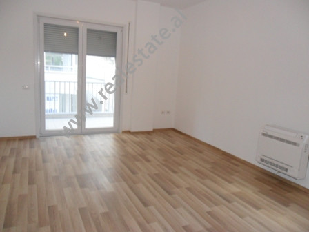 Apartament me qera ne rrugen Peti ne Tirane.
Ndodhet ne katin e 3-te ne nje pallat te ri te pajisur