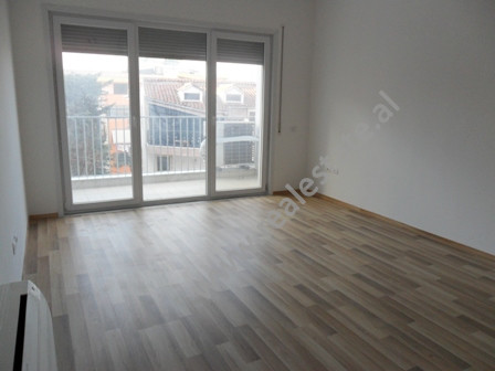 Apartament me qera ne rrugen Peti ne Tirane.
Ndodhet ne katin e 3-te ne nje pallat te ri, te ndertu