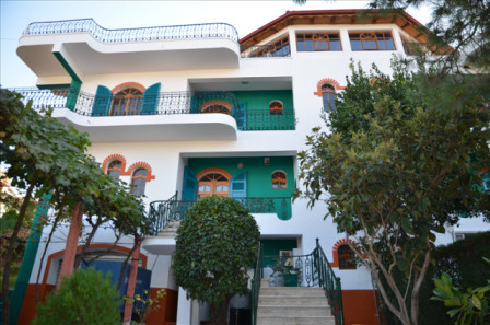 Four storey villa for rent consists of&nbsp;&nbsp;a basement, a garage for 2 cars and 3 floors for l