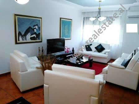 Apartament 2 + 1 per zyre me qera ne rrugen Pjeter Bogdani ne Tirane.
Ndodhet ne katin e 2-te ne nj