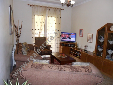 Apartament me qera ne rrugen e Durresit ne Tirane.

Ndodhet ne katin e 4-rt ne nje pallat ekzistue