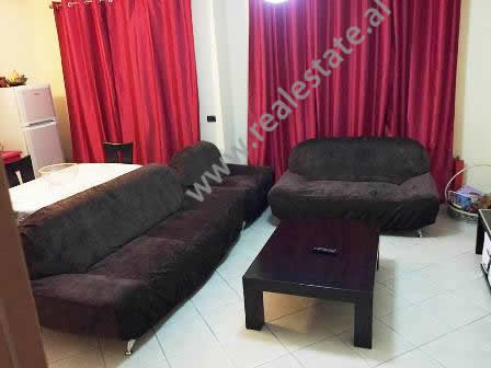 Apartament 2+1 me qera ne qender te Tiranes.
Apartamenti pozicionohet ne fillim te rruges Qemal Sta