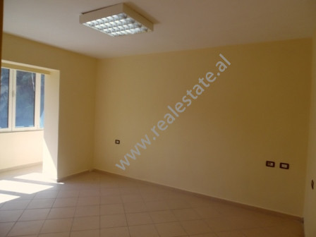 Apartament per zyre me qera ne rrugen Fortuzi ne Tirane.

Apartamenti ndodhet ne katin e 2-te te n