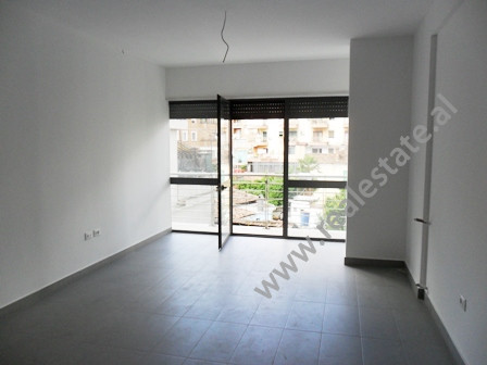 Apartament 2 + 1 per zyre me qera ne fillimin e rruges Tafaj ne Tirane.
Ndodhet ne katin e 2-te ne 