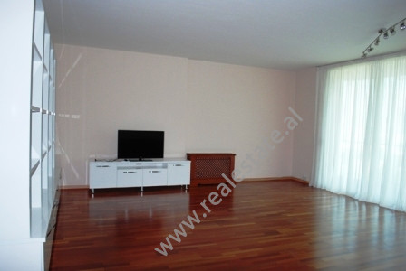 Apartament 3+1 me qera ne Bulevardin Bajram Curri ne Tirane.
Apartamenti ndodhet ne katin e 12-te t