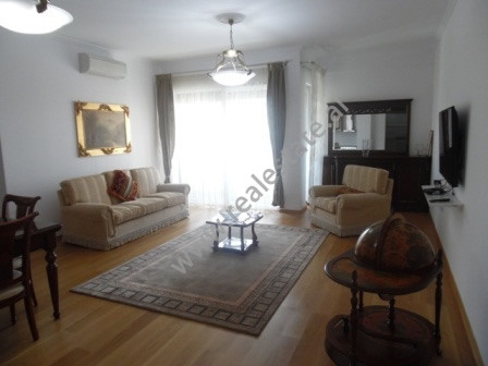 Apartament 2+1 me qera ne rrugen e Bogdaneve ne Tirane.
Apartamenti ndodhet ne katin e 4-te te nje 