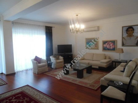 Apartament 2+1 me qera ne rrugen e Bogdaneve ne Tirane.
Apartamenti ndodhet ne katin e 7-te te nje 
