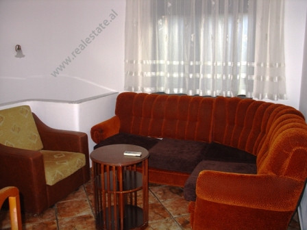 Apartament 2+1 me qera ne rrugen Viktor Hygo ne Tirane.
Banesa ndodhet ne katin e dyte te nje vile 