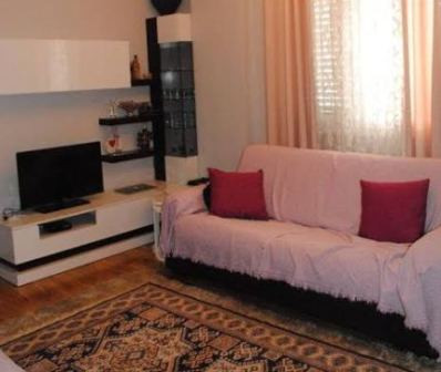 Apartament 1+1 me qera ne rrugen e Durresit ne Tirane
Apartament ndodhet ne katin e dyte te nje nde