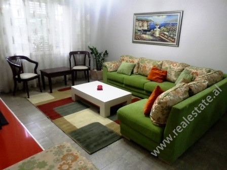 Apartament 2+1 me qera ne rrugen Xhavit Shyqyri Demneri.
Ndodhet ne katin e pare te nje vile 3-kate