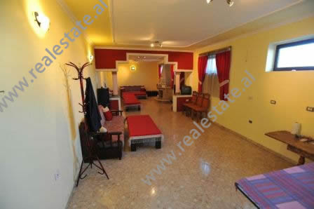 Two storey villa for sale in Lagjia e Re ne Vore.
The villa has an inner space of 400 m2 and 350 m2