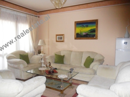 Apartament 3+1 me qera ne rrugen Him Kolli ne Tirane.
Apartamenti ndodhet ne katin e 11te te Apartament 3+1 me qera ne rrugen Him Kolli ne Tirane.
Apartamenti ndodhet ne katin e 11te te