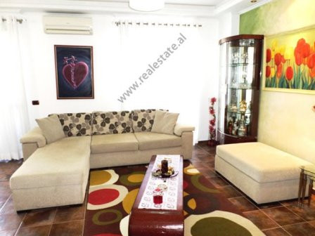 Apartament 3+1 me qera prane Parkut Kombetar te Tiranes.
Pozicionohet ne katin e 6-te te nje pallat