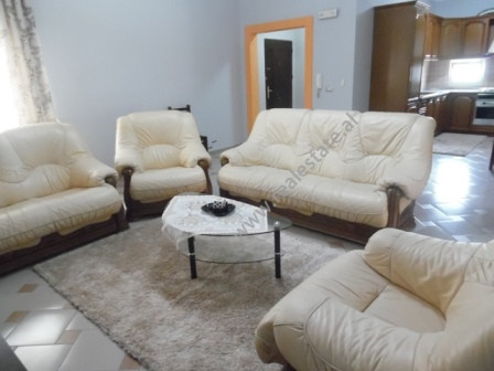 Apartament 2+1 me qera afer gjimnazit Petro Nini ne Tirane.
Apartamenti ndodhet ne katin e peste te Apartament 2+1 me qera afer gjimnazit Petro Nini ne Tirane.
Apartamenti ndodhet ne katin e peste te
