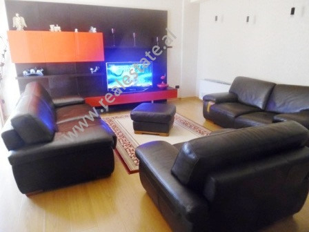 Apartament 3+1 per shitje ne rrugen Rrapo Hekali ne Tirane.
Apartamenti ndodhet ne katin e katert t