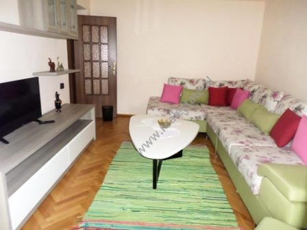 Apartament 2+1 me qera ne rrugen VAso Pasha ne Tirane.
Apartamenti ndodhet ne katin e trete te nje 