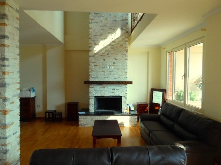 Apartament dupleks luksoz me qera ne Rrugen Nacionale te Dajtit.
Hyrja ndodhet ne katin e 4-te te n Apartament dupleks luksoz me qera ne Rrugen Nacionale te Dajtit.
Hyrja ndodhet ne katin e 4-te te n