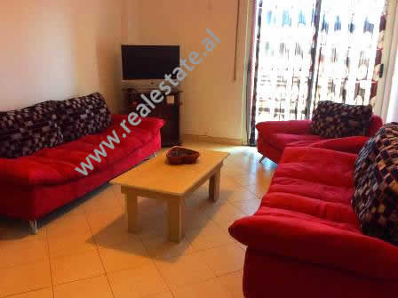 Apartment me qira prane qendres Globe ne Tirane.
Apartamenti pozicionohet ne katin e 11-te te nje Apartment me qira prane qendres Globe ne Tirane.
Apartamenti pozicionohet ne katin e 11-te te nje