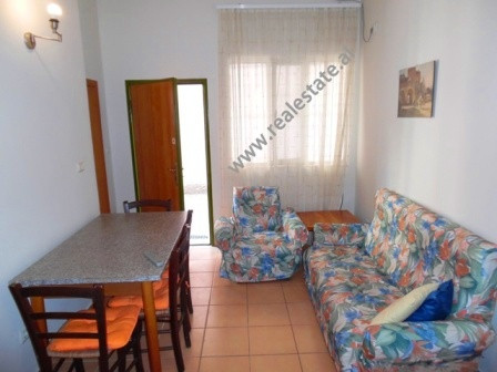 Apartament 2+1 me qera ne Sheshin Avni Rustemi shume prane qendres ne Tirane.
Hyrja pozicionohet ne