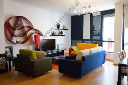 Apartament 2+1 me qera ne rrugen Sami Frasheri ne Tirane.
Ndodhet ne katin e 3-te ne nje pallati te