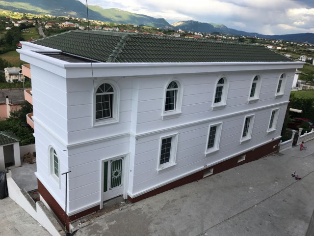 Vile moderne 2-kateshe me qera ne zonen e Saukut ne Tirane.
Vila ka nje siperfaqe ndertimi prej&nbs Vile moderne 2-kateshe me qera ne zonen e Saukut ne Tirane.
Vila ka nje siperfaqe ndertimi prej&nbs