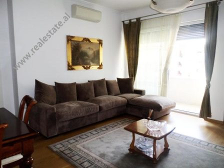 Apartament me qera&nbsp; prane rruges se Kavajes ne Tirane.
Apartamenti ndodhet ne katin e trete te