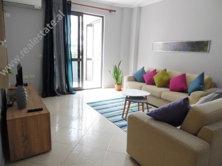 Apartament 1+1 me qera ne rrugen Him Kolli ne Tirane.
Ndodhet ne katin e 3-te te nje pallati te ri 