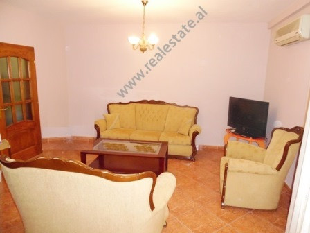 Apartament 2+1 me qera ne rrugen Frosina Plaku ne Tirane.

Ndodhet ne katin e 2-te te nje vile 4-k