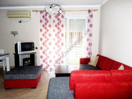 Apartament me qera prane rruges Pjeter Budi ne Tirane.

Apartamenti ndodhet ne katin e katert te n