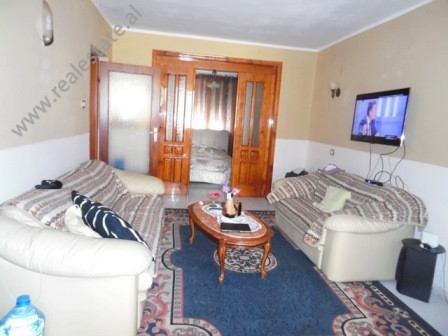 Apartament 2+1 me qera ne rrugen Abdyl Frasheri ne Tirane.
Ndodhet ne katin e 3-te ne nje pallat te